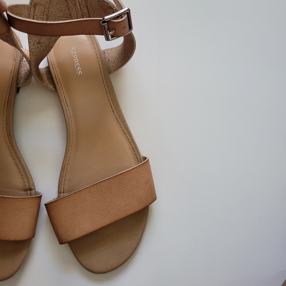 EXPRESS TAN/ BROWN OPEN TOE & HEEL SANDAL W/ ANKLE STRAP - Picture 4 of 11